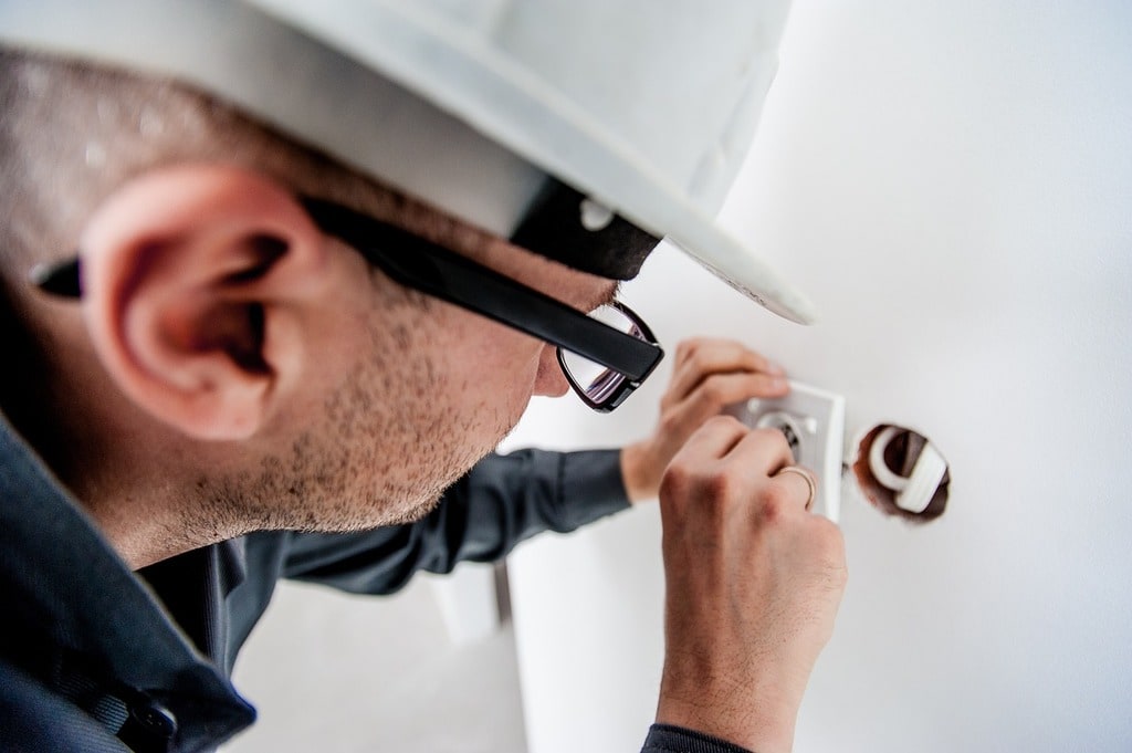 Les critères pour engager un électricien compétent à Rennes
